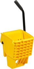 Essoreuse de rechange pour seau serpillière - capacité 35 quarts finition jaune - plastique avec poignée intégrée - dimensions 34 x 34 x 69 cm pour nettoyage commercial