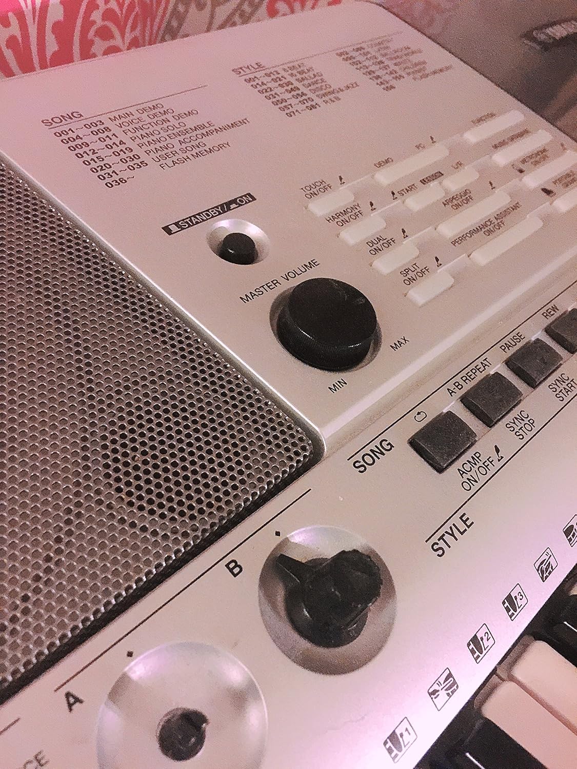 Yamaha PSR E403 clavier portable synthétiseur - 61 touches tactiles pleine taille - Instrument pour niveau débutant et intermédiaire - Connexion USB format portable